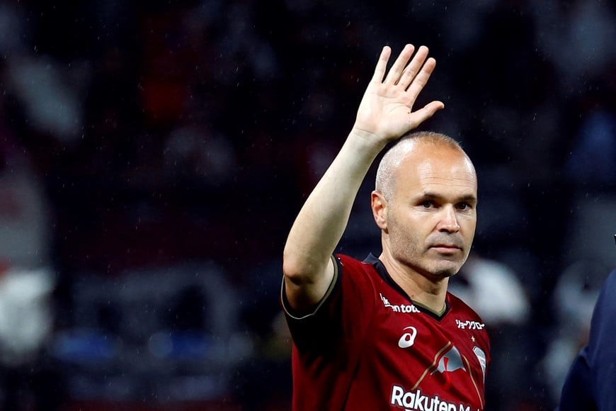 Soccer Football - Friendly - Vissel Kobe v FC Barcelona - Japan National Stadium, Tokyo, Japan - June 6, 2023
Vissel Kobe's Andres Iniesta waves to the fans as he gets substituted by Haruya Ide REUTERS/Kim Kyung-Hoon