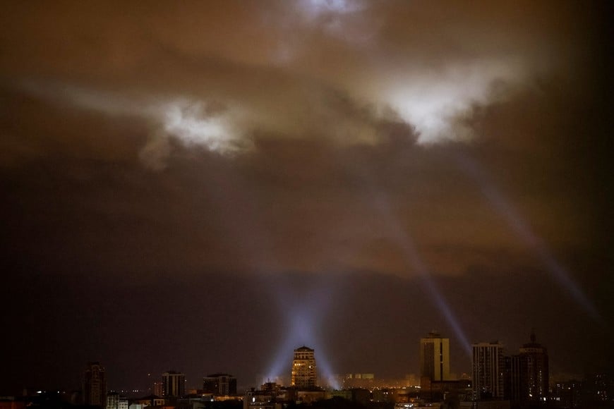 Ukrainian service personnel use searchlights as they search for drones in the sky over the city centre during a Russian drone strike, amid Russia's attack on Ukraine, in Kyiv, Ukraine September 30, 2024. REUTERS/Gleb Garanich