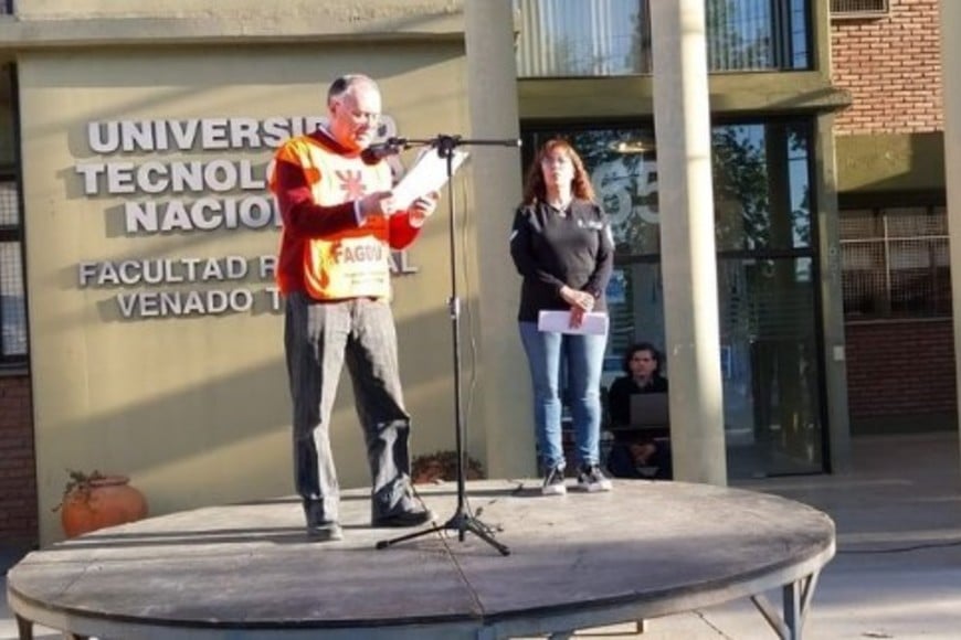 Jacnto Diab (Fagdut), y Liliana Beníteza (APUTN) leyeron el documento oficial de la Marcha Federal Universitaria. Foto. Sur24