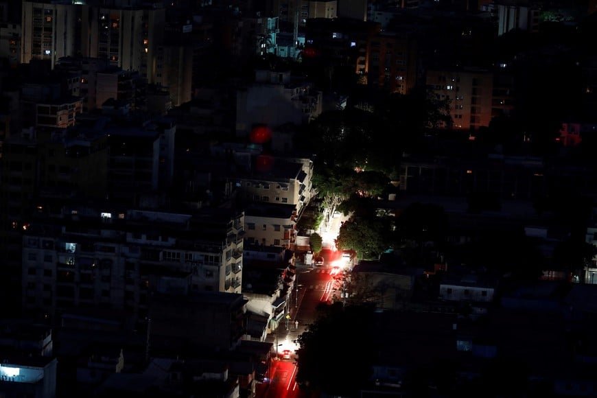 A view of the city during a blackout in Caracas, Venezuela March 27, 2019. REUTERS/Carlos Garcia Rawlins Venezuela Caracas  venezuela crisis economica y social apagon corte de luz electricidad masivo