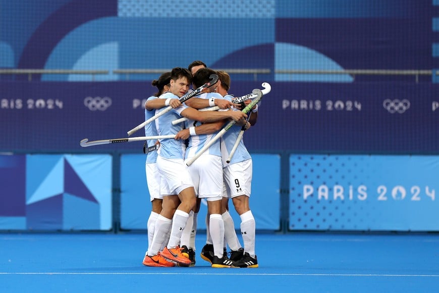 (240804) -- COLOMBES, 4 agosto, 2024 (Xinhua) -- Jugadores de Argentina festejan una anotación durante el partido de cuartos de final masculino de hockey sobre césped entre Argentina y Alemania, en Colombes, Francia, el 4 de agosto de 2024. (Xinhua/Ren Pengfei) (oa) (vf)