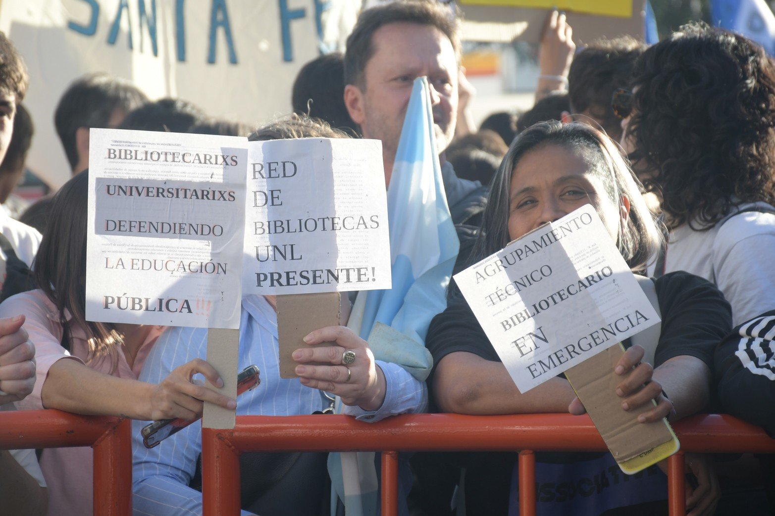 Pequeños carteles con un gran pedido