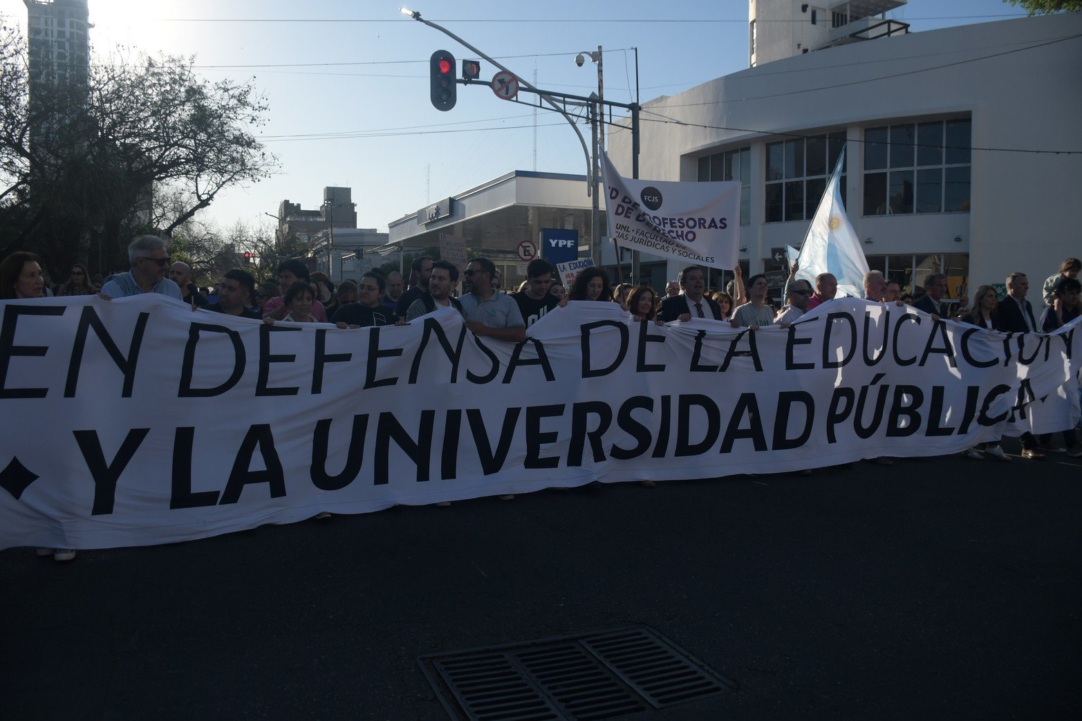 Marchamos con la alegría de saber que representamos uno de los valores más importantes de la sociedad, dijo el rector de la UNL