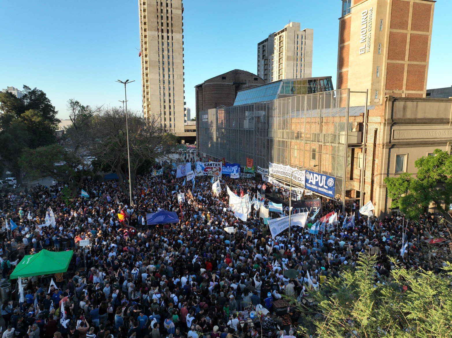 Estudiantes, docentes, no docentes, autoridades, referentes sociales y gremiales, organizaciones y la ciudadanía en general, dijeron presente