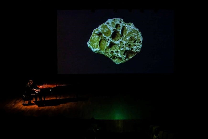 Silas Bassa presentando el “Peradam Concert” en el CCK: su música se une al trabajo del videoartista Michel Paysant: un morphing que donde se va transformando una piedra en 55 fragmentos diferentes, a lo largo de una hora.