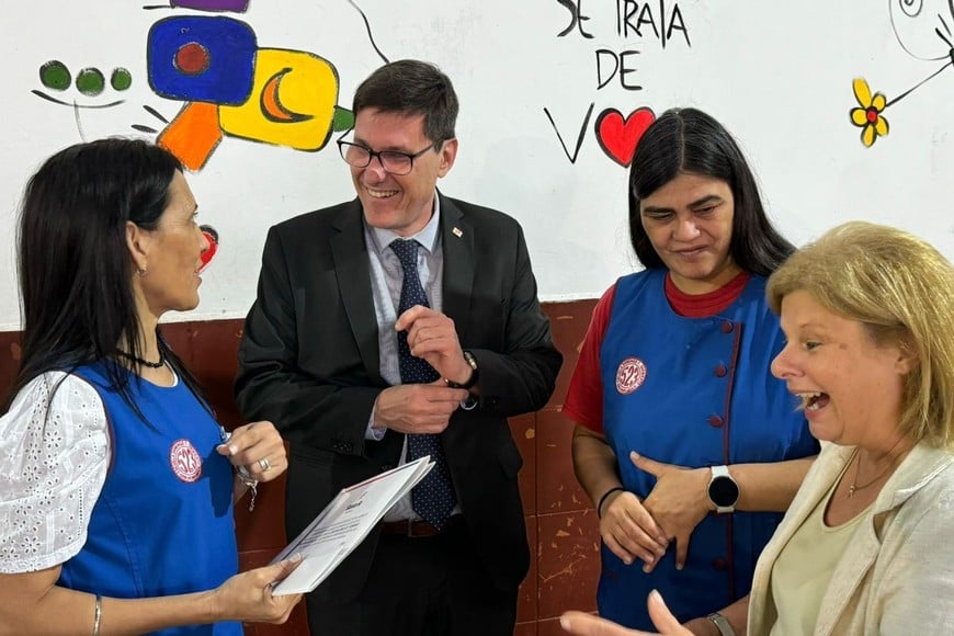 Goity expresó “El compromiso de este Gobierno y del gobernador Maximiliano Pullaro es que tengamos más educación y mejores aprendizaje, siendo una de nuestras prioridades que los chicos y chicas estén en las escuelas”.