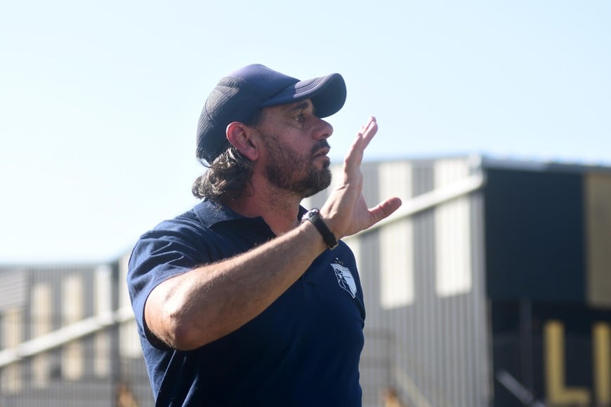 "El Tiburón" futbolero. Martín "Patita" Mazzoni, entrenador del Club Náutico El Quillá, que será uno de los tres representantes de la Liga Santafesina de Fútbol en este Torneo Regional Federal Amateur. El domingo 13 de octubre arranca y debuta visitando a Libertad en Villa Trinidad. Crédito: Pablo Aguirre