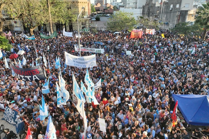 Multitudinaria marcha universitaria en Santa Fe