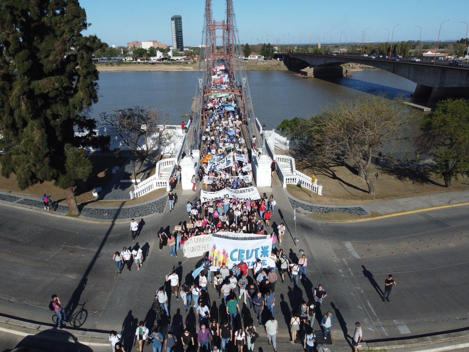 La columna que cruzó el puente se extendió por más de cinco cuadra por la avenida