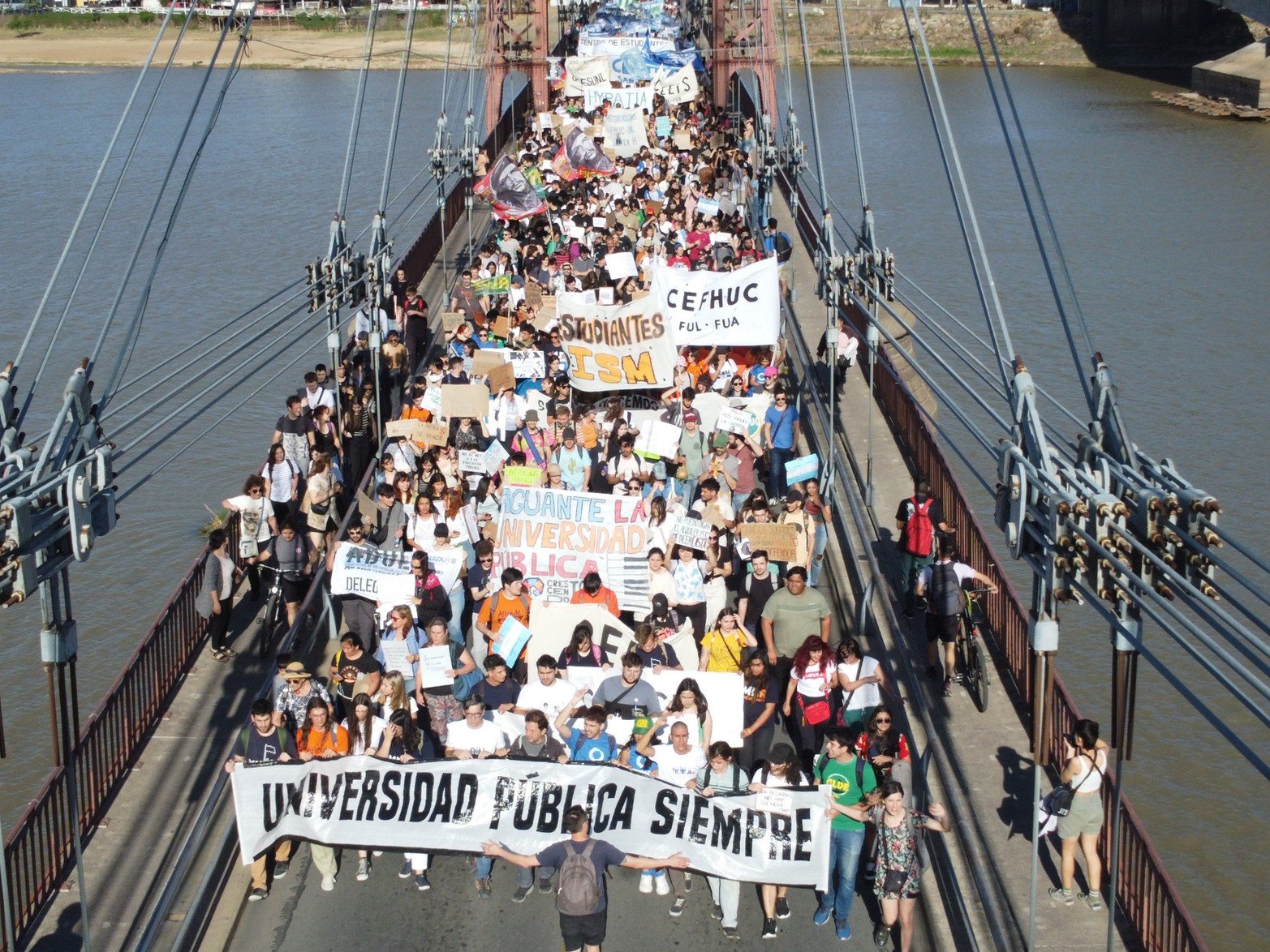 La columna que universitaria cruzando el puente