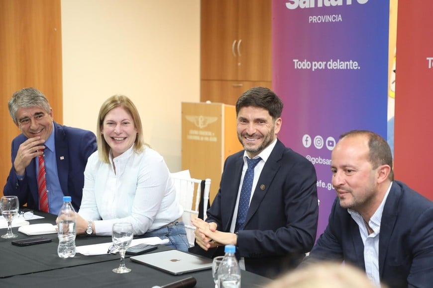 "Entendimos que lo que había que hacer en el Estado en su conjunto era poner orden a diferentes áreas. Así empezamos a trabajar muy fuertemente, reconociendo también a nuestros hombres y mujeres de la Policía de la provincia invencible de Santa Fe”, remarcó.