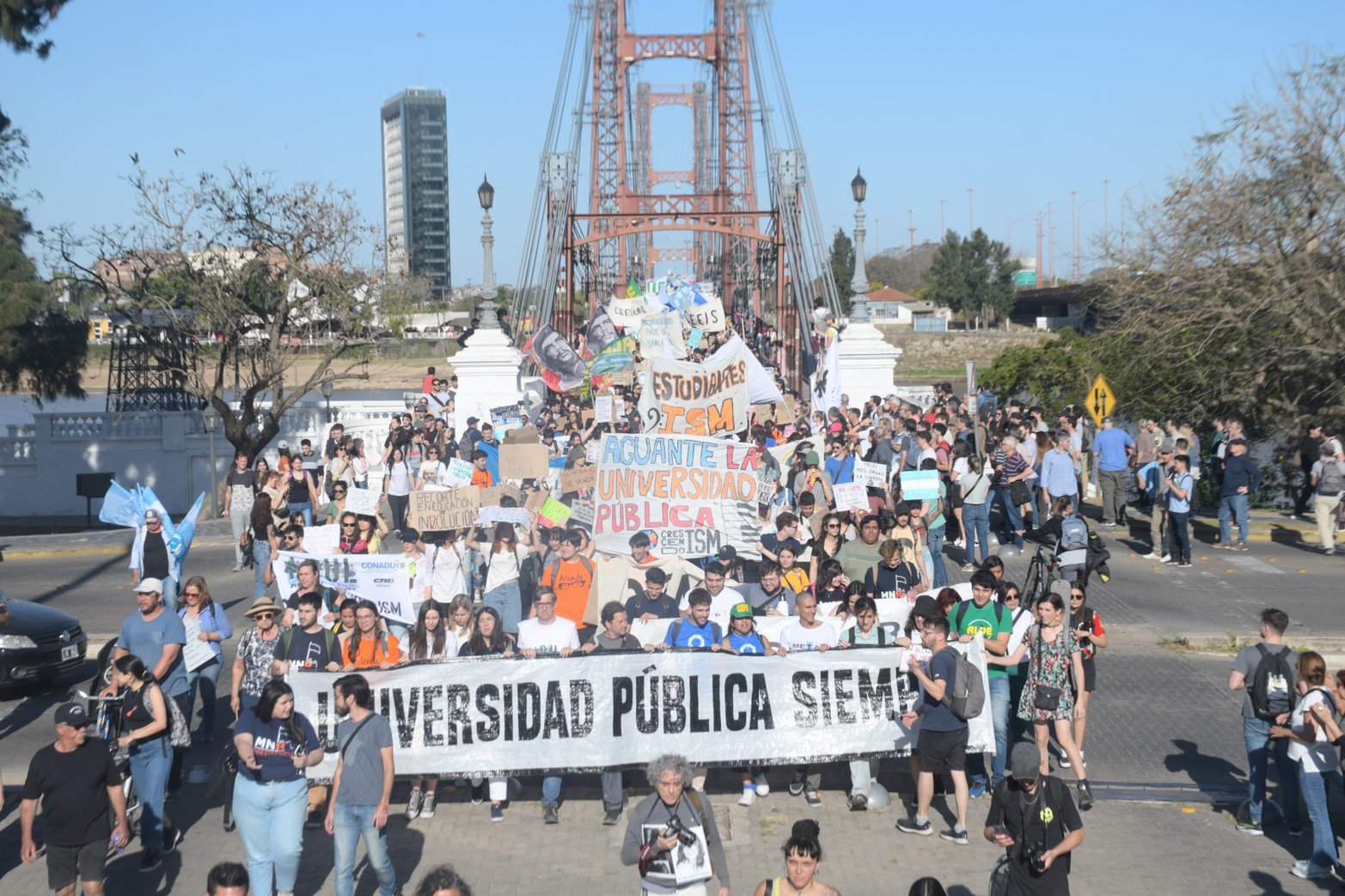 Multitudinaria marcha pacífica de los estudiantes