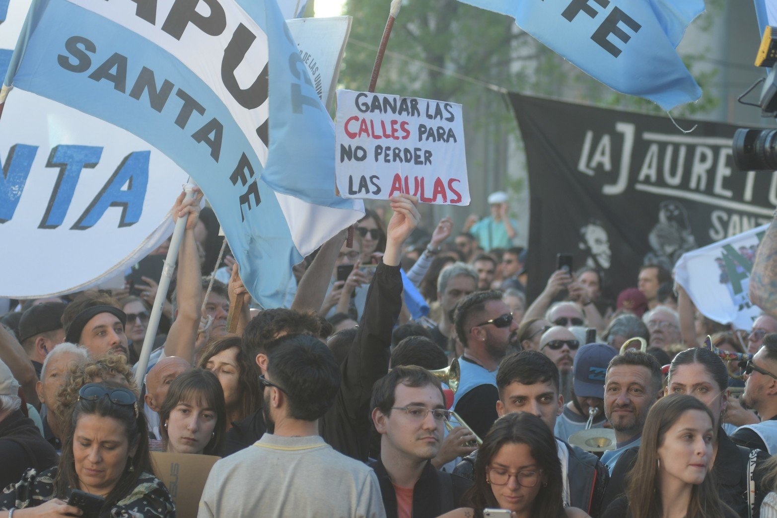 Numerosas banderas, carteles y leyendas