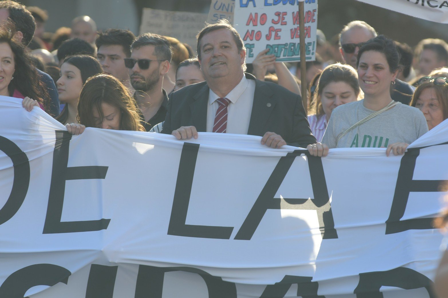 Aquí estamos, en la calle, defendiendo la educación pública, la ciencia y la tecnología", aseguró Mamarella