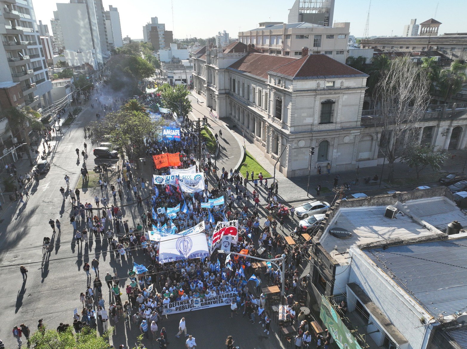 La columna convocada por la universidad, salió del Rectorado