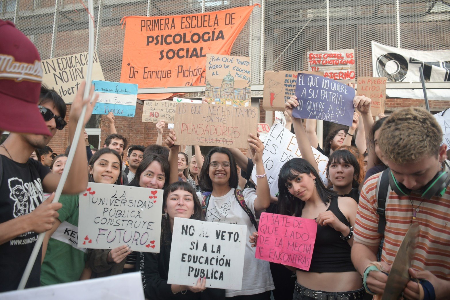 Estudiantes expresando su preocupación