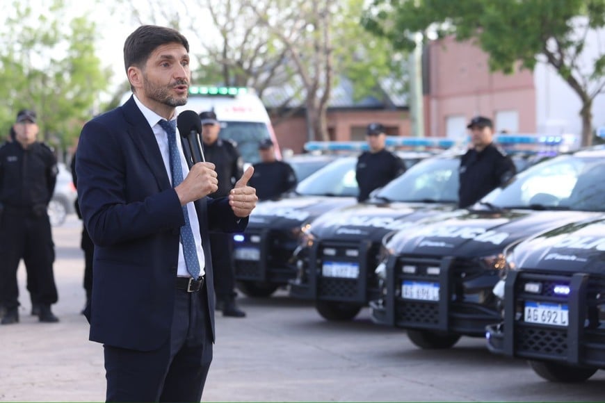 "Entendimos que lo que había que hacer en el Estado en su conjunto era poner orden a diferentes áreas. Así empezamos a trabajar muy fuertemente, reconociendo también a nuestros hombres y mujeres de la Policía de la provincia invencible de Santa Fe”, remarcó.