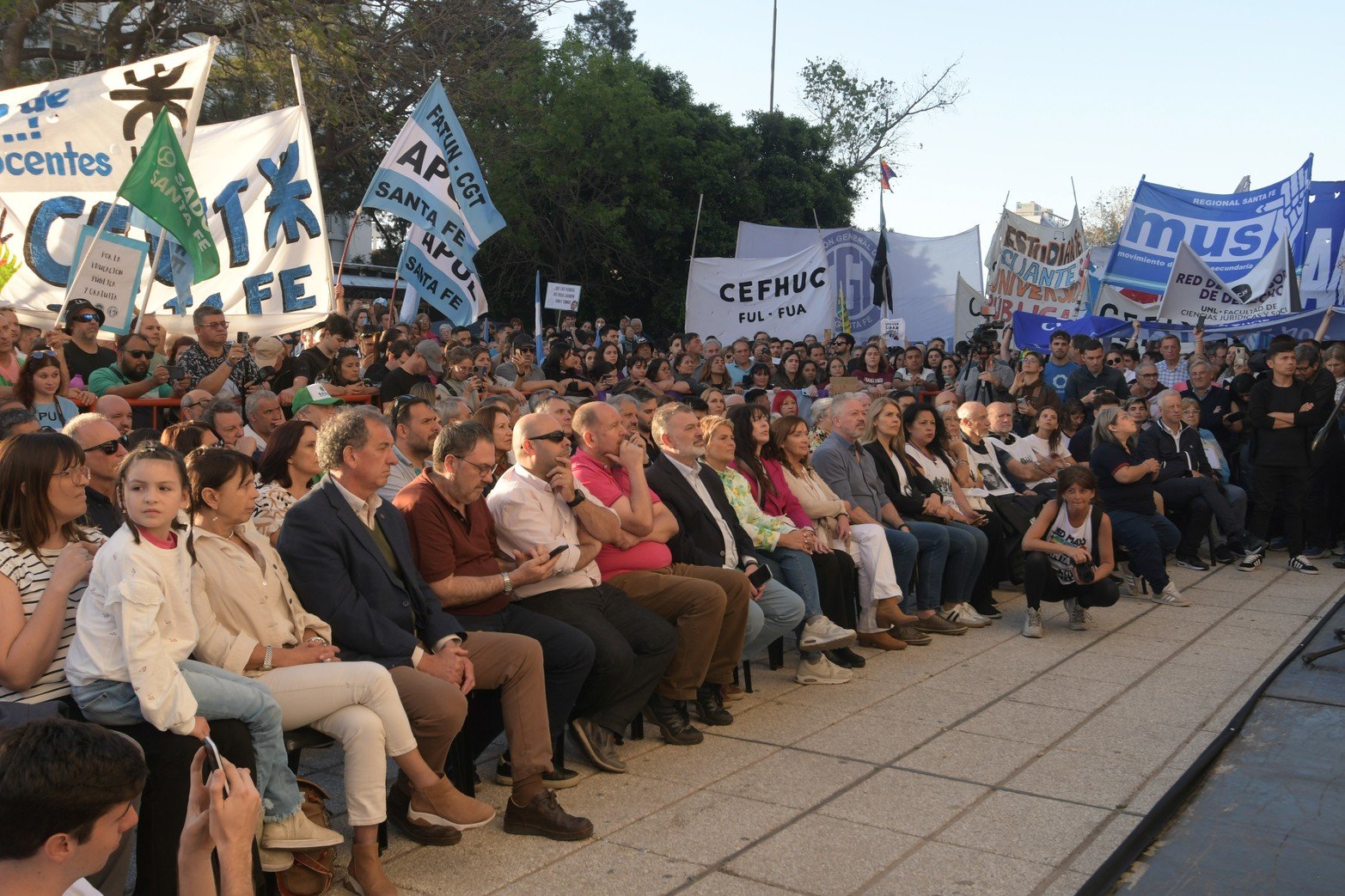 Autoridades y referentes que se hicieron presentes, escuchando la lectura del documento