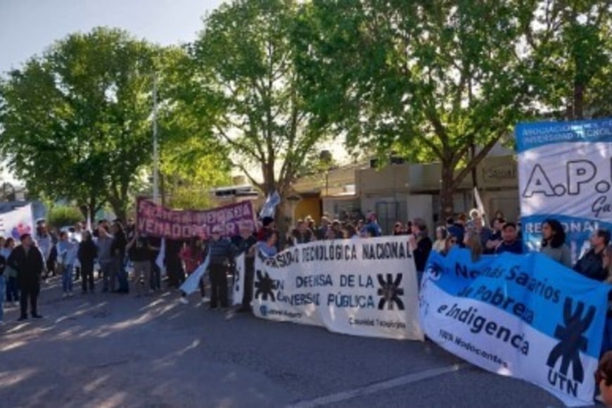 Los manifestantes se reunieron frente a la sede de la Facultad Regional Venado Tuerto de la UTN. Foto: Sur24