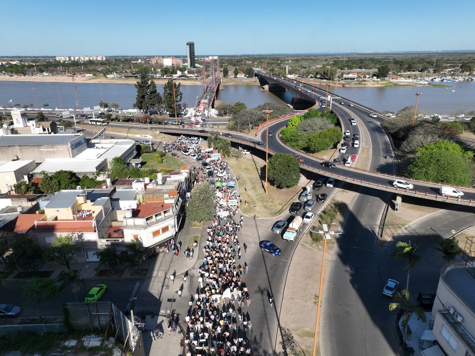 La columna del este entrando al bulevar Gálvez