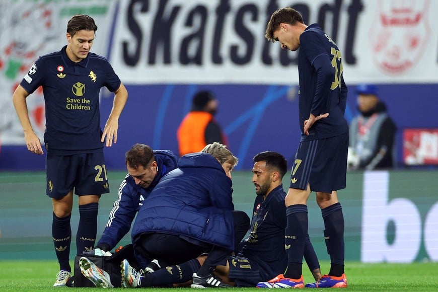 Soccer Football - Champions League - RB Leipzig v Juventus - Red Bull Arena, Leipzig, Germany - October 2, 2024
Juventus' Nicolas Gonzalez receives medical attention after sustaining an injury REUTERS/Lisi Niesner