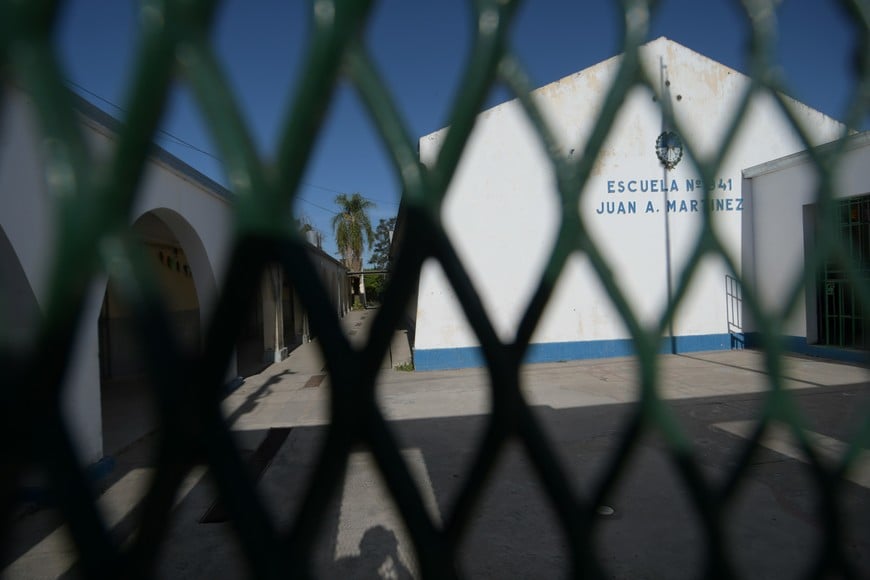 La escuela estaba cerrada. Pero en el patio se escuchaba música: había una actividad lúdica para los chicos.