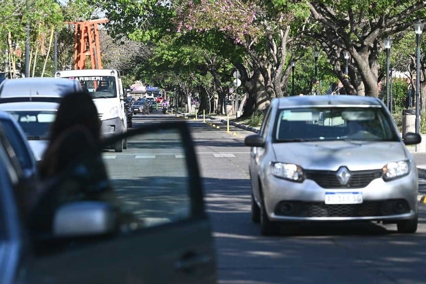 Estacionamiento a mano derecha, en los 1.500 metros que componen el corredor. El crecimiento demográfico y comercial le da un intenso movimiento a este sector. Foto: Flavio Raina