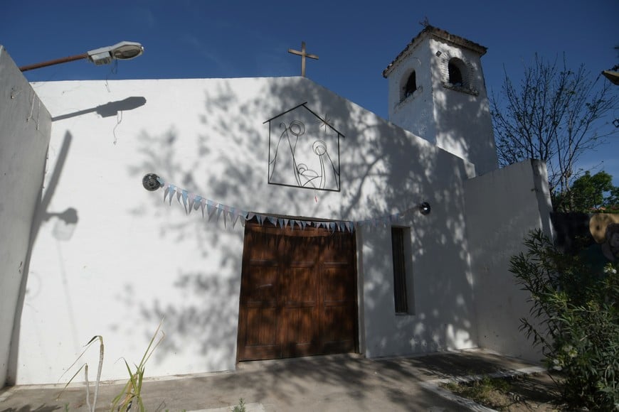 La capilla del distrito. Arriba puede verse la campana que fue “obra y gracia” de don Domingo Figueroa.