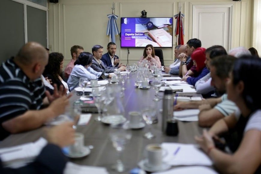 Mastropaolo junto a los concejales en la reunión que se realizó días atrás en la Sala Zapata Gollán.