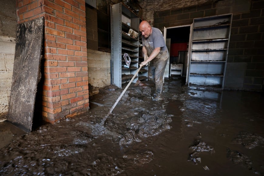 Chris May works to clear mud out of his auto mechanic shop in the aftermath of Hurricane Helene, in Canton, North Carolina, U.S. October 3, 2024.  REUTERS/Jonathan Drake