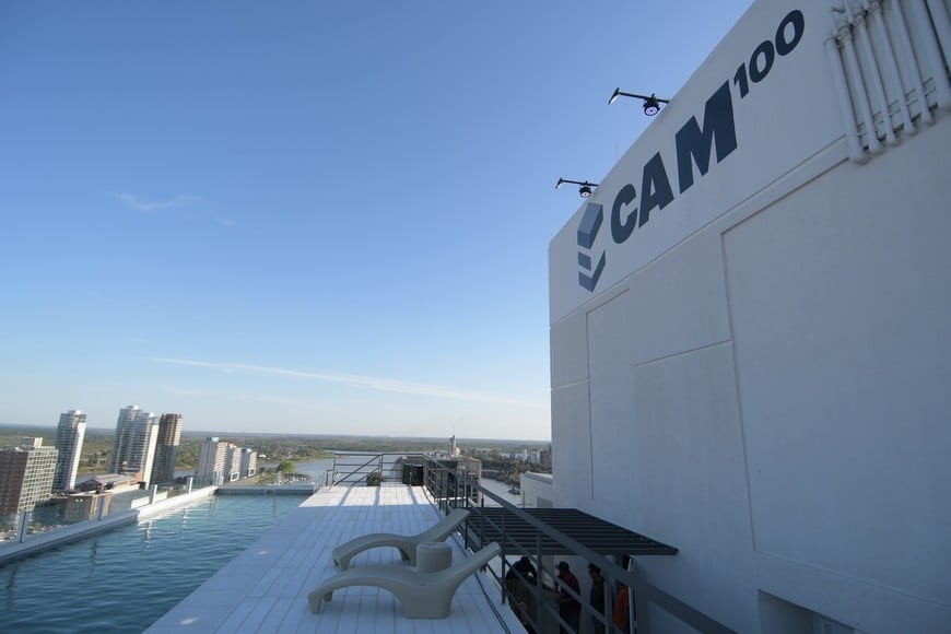 La terraza del CAM 100 con la exclusiva piscina y una vista única en la ciudad.