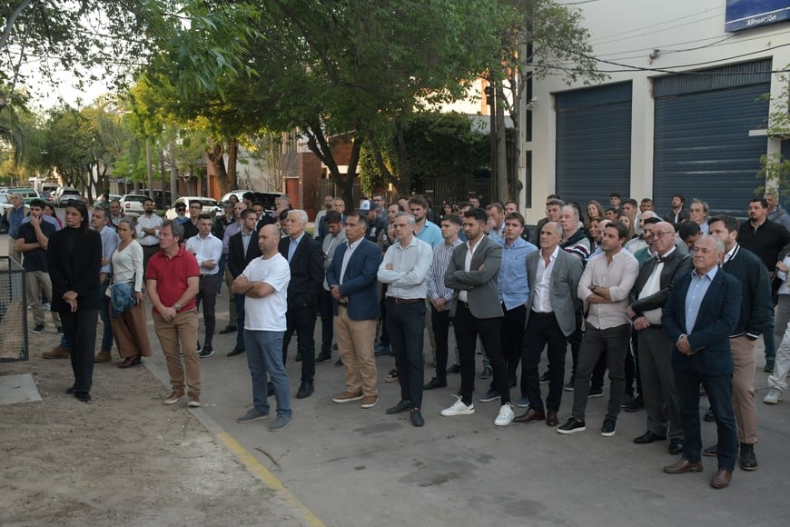 Numerosos invitados estuvieron presentes en la ceremonia y luego compartieron una distendida velada en la imponente terraza del CAM 100.