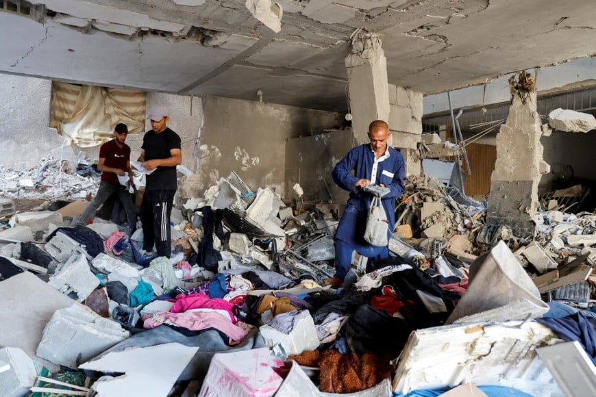 Palestinians inspect the damage at the site of an Israeli air strike in Tulkarm camp, in Tulkarm, in the Israeli-occupied West Bank, October 4, 2024. REUTERS/Raneen Sawafta?