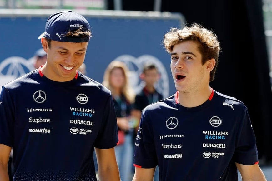 Albon y Colapinto charlando en una alto de las pruebas en Singapur.