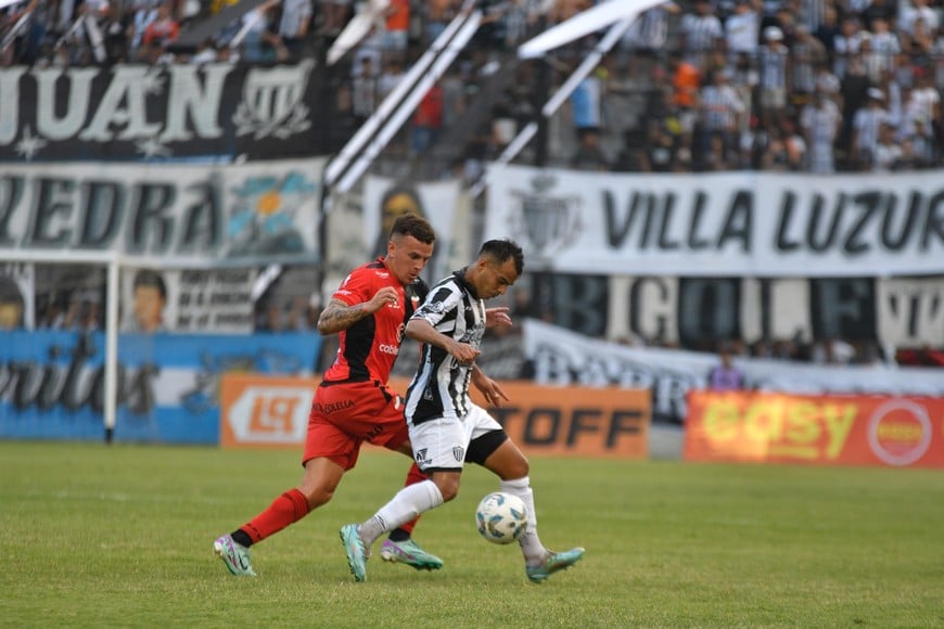 Tarde de fútbol en el Gigante de La Avenida. Crédito: José Luis Suerte