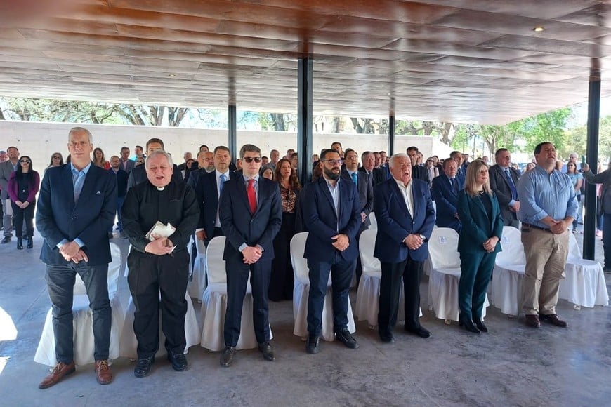 El nuevo edificio se emplaza en un sector del predio del Hospital Regional con una impronta contemporánea para una función muy específica, como es la medicina forense.