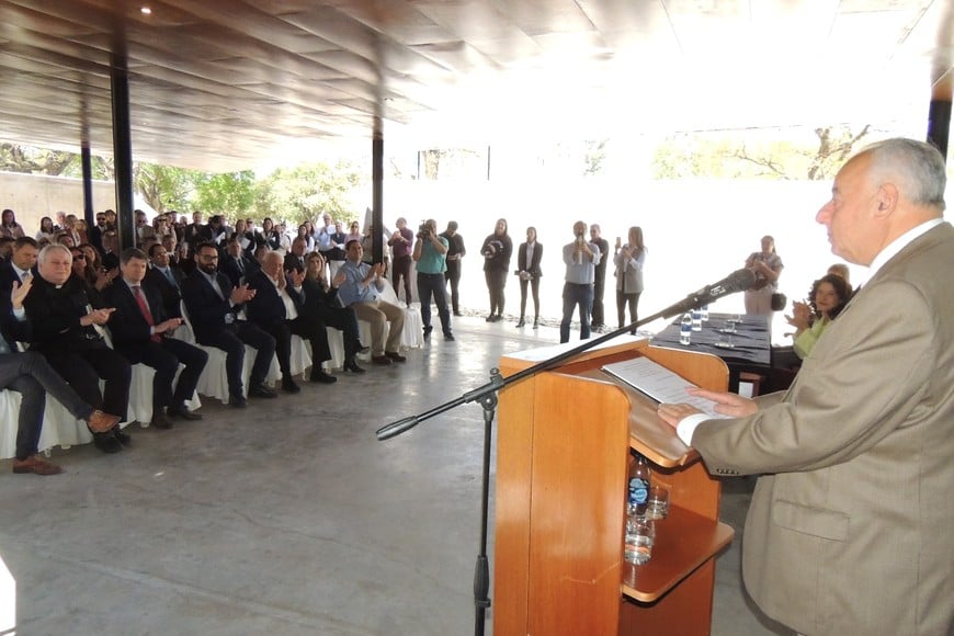 El nuevo edificio se emplaza en un sector del predio del Hospital Regional con una impronta contemporánea para una función muy específica, como es la medicina forense.