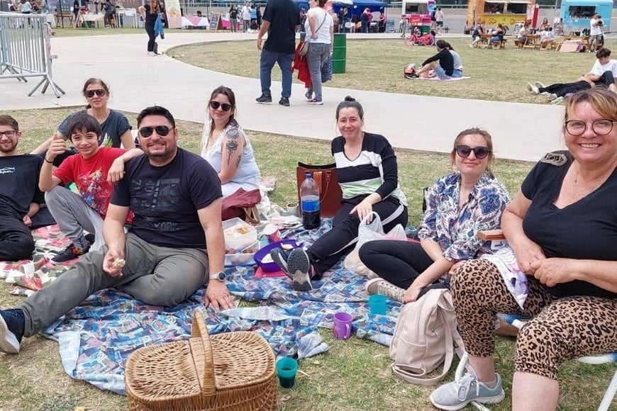 Desde hora temprana comenzó el "acampe" de las familias con lonitas, reposeras y canastas. Foto: MVT