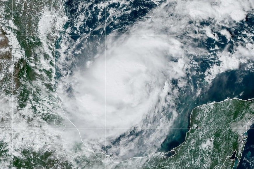 Las amenazas principales incluyen vientos destructivos y fuertes lluvias.