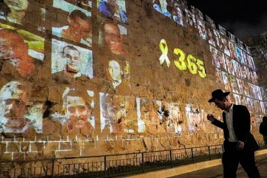 Muro en recuerdo de los rehenes tomados por la organización yihadista Hamás en los ataques que perpetró en Israel el 7 de octubre de 2023, de los cuales 101 aún permanecen capturados en la Franja de Gaza. Reuters Israel/DW