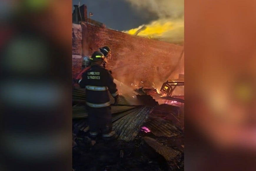 El momento en que los bomberos luchan contra las llamas.