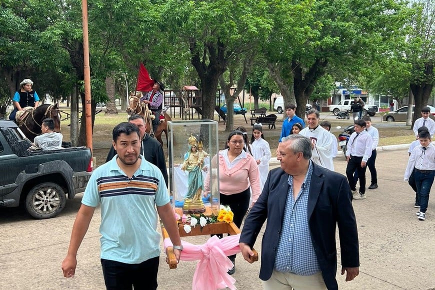 El presidente comunal Osvaldo Lombardi, vecinos y representantes de instituciones, durante la procesión. Crédito: Maximiliano de los Santos.