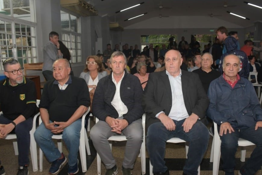 Los presidentes de algunos de los clubes santafesinos beneficiados; en el medio, los titulares de Colón, Víctor Godano, y de Unión, Luis Spahn. Foto: Manuel Fabatía