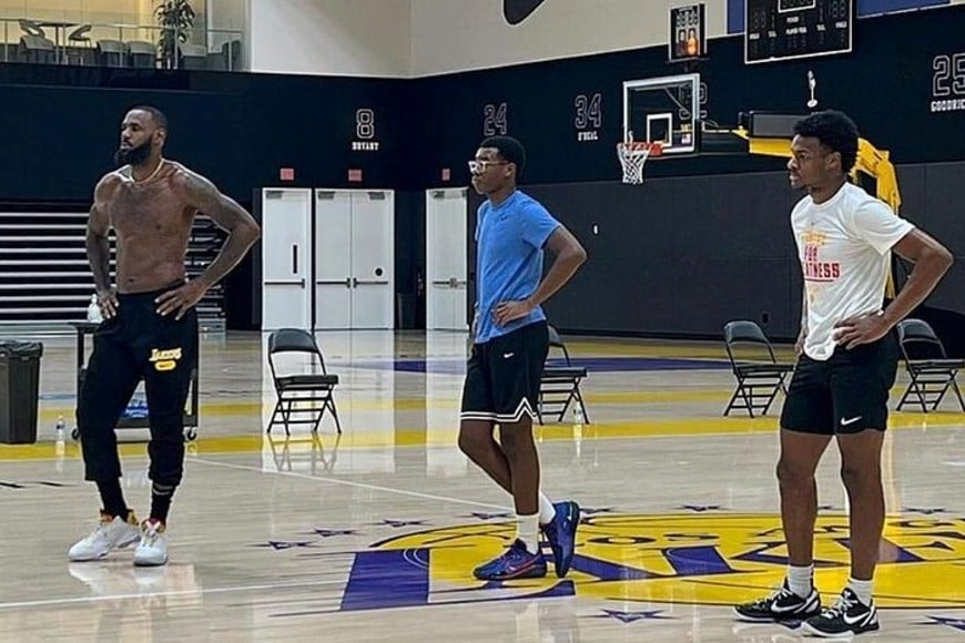 LeBron, Bryce y Bronny en el complejo de entrenamiento de los Lakers. Foto: Instagram @bronny___.jr