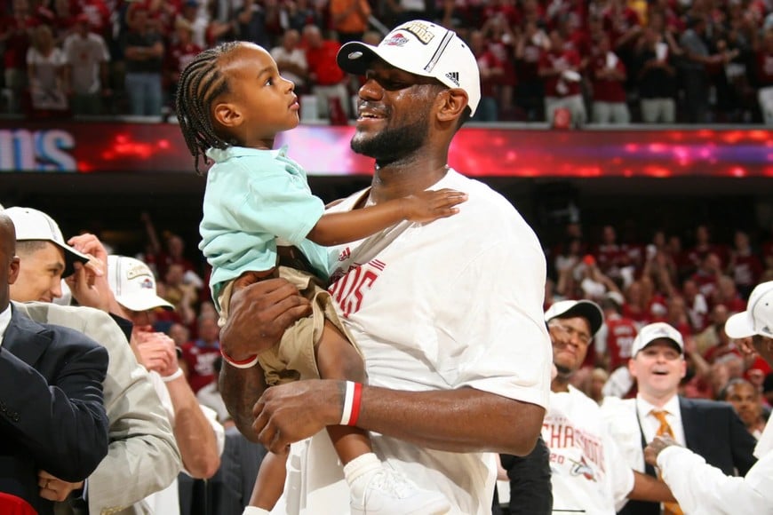 LeBron alzando a Bronny en su primer campeonato de conferencia