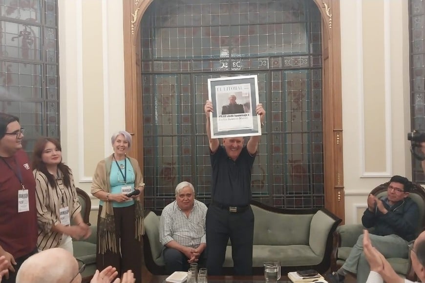 Emociones. El sábado se rindió homenaje al escritor y periodista Carlos Roberto Morán. A su obra se refirió el también escritor y periodista Rogelio Alaniz. Morán recibió el afecto de familiares y escritores y también un presente de Diario El Litoral.