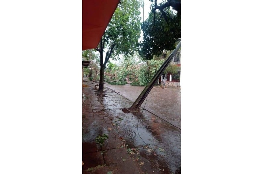 En horas de las tarde, comenzaron a soplar fuertes ráfagas de viento y, a los pocos minutos, comenzó a caer granizo