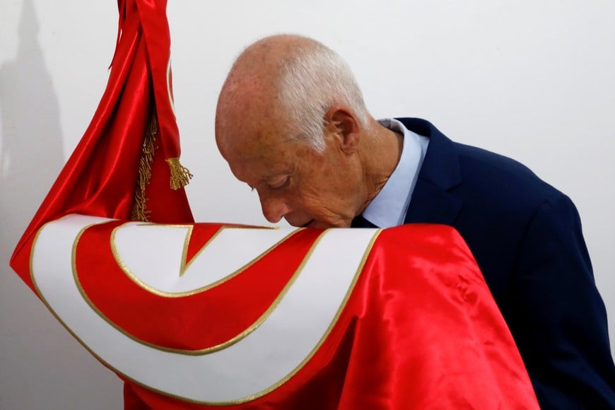 Presidential candidate Kais Saied kisses a Tunisian flag after unofficial results during the Tunisian presidential election in Tunis, Tunisia, September 15, 2019. REUTERS/Zoubeir Souissi