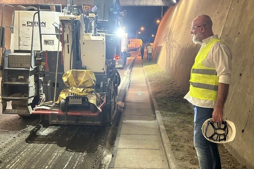 La fresadora, trabajando a pleno. Los operativos ejecutan las labores de las 22.30 hasta las 5 horas del días siguiente.