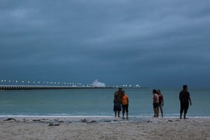 Personas se reúnen en la playa mientras el huracán Milton avanza, en Progreso, México, 7 de octubre de 2024. REUTERS